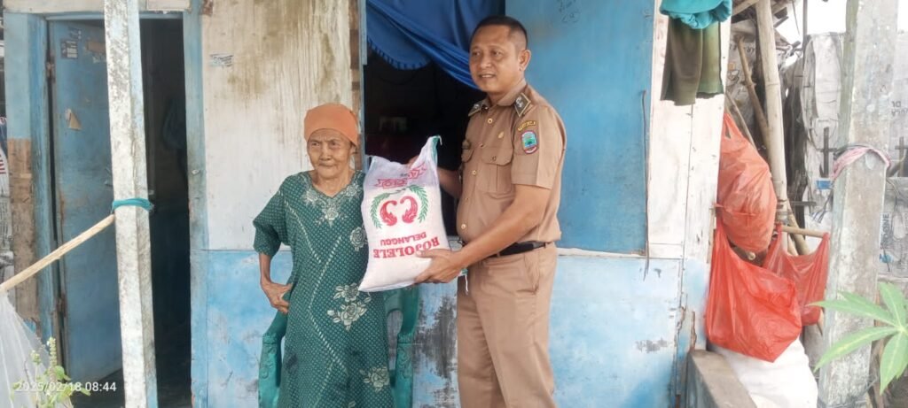 Pemdes Banjarsari Berikan Bantuan pada Lansia dan Warga Kurang Mampu
