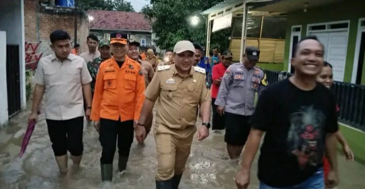 Tinjau Banjir di Jati Agung, Wabup Syaiful Pastikan Warga Terdampak Aman