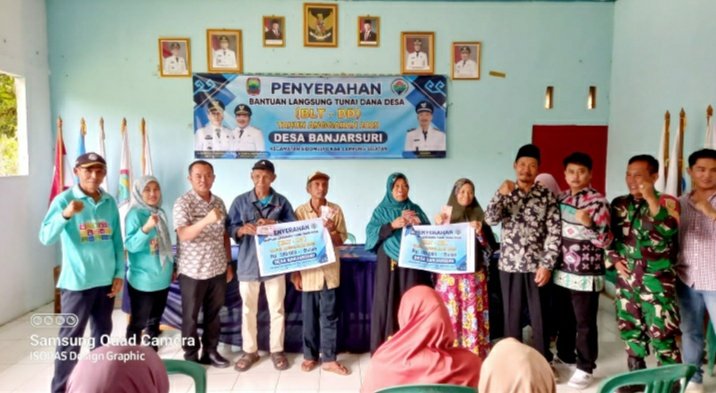 Pemdes Banjar Suri Salurkan BLT- DD Miskin Ektrim,Ini Pesan Kades