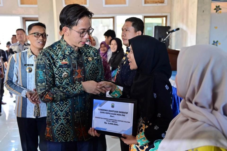 Sumringah, Bupati Lamsel Salurkan Insentif Kepada 5.160 Guru Honorer di Lampung Selatan
