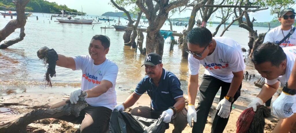 Peduli Lingkungan PT ASDP Bakauheni Gelar Ocean Clean Up Day di Pantai Mangrove