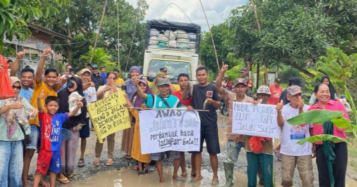 Aksi Unik Menabur Ikan Lele di Genangan Air Jalan Rusak,Bupati Egy Mengapresiasi Cara Kreatif Warga  Dalam Menyampaikan Kritik