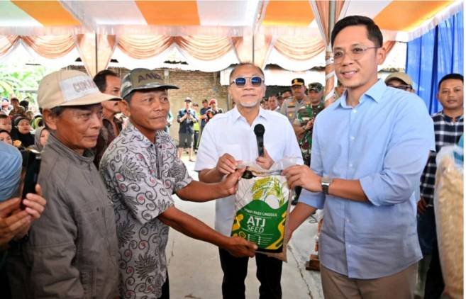 Menko Bidang Pangan RI Salurkan Bantuan Bibit Pertanian dan Bahan Pangan Untuk Korban Banjir Lamsel