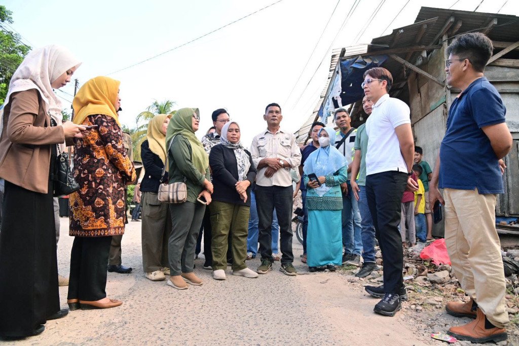 Tinjau Jalan Rusak di Hajimena,Bupati Egy:Bismillah Tahun Ini Segera Dibangun