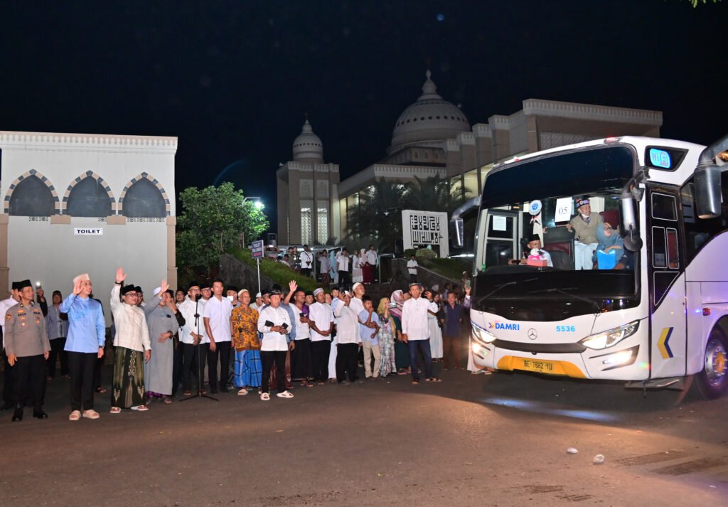 Bupati Egi Lepas Keberangkatan 388 Jemaah Calon Haji ke Tanah Suci Mekah