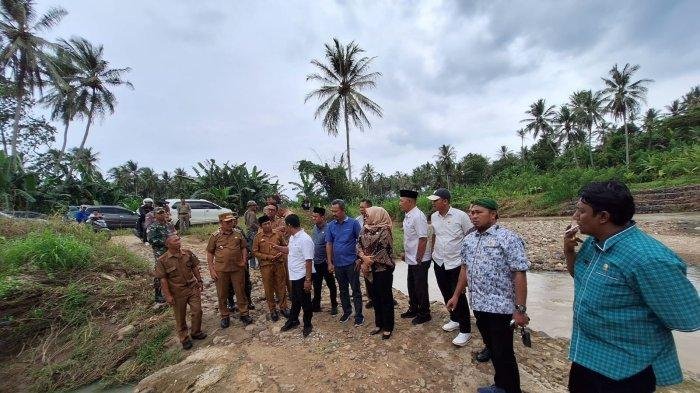 Anggota Komisi III DPRD Lampung Selatan Tinjau Kondisi Jembatan Rusak di Desa Suak