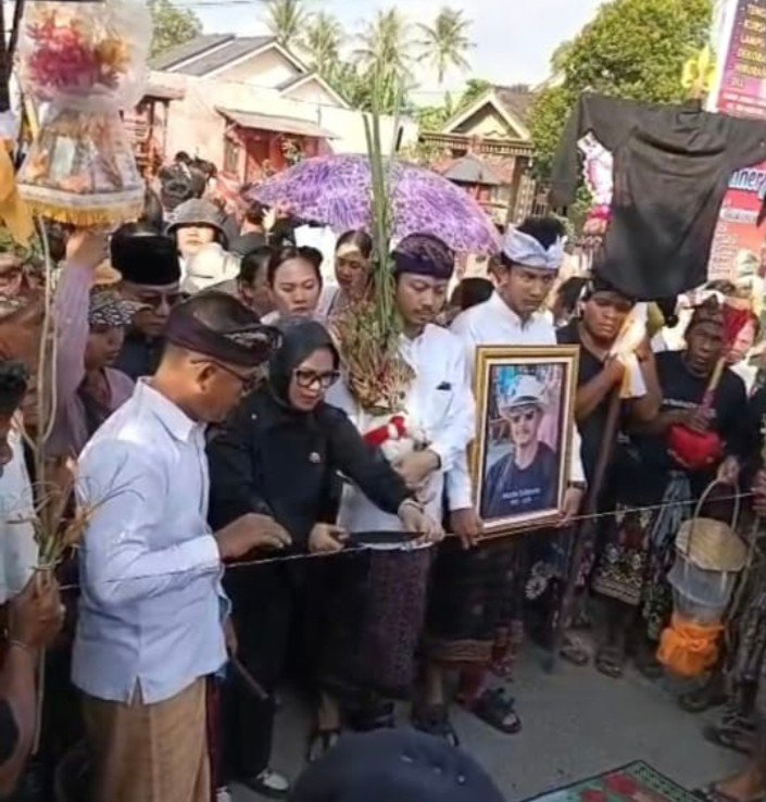 Ketua DPRD Lampung Selatan, Erma Yusneli Bersama Para Wakil Ketua Dan Anggota Dprd Lamsel Memberikan Penghormatan Terakhir Dalam Prosesi Upacara Ngaben Untuk Almarhum Made Sukintre