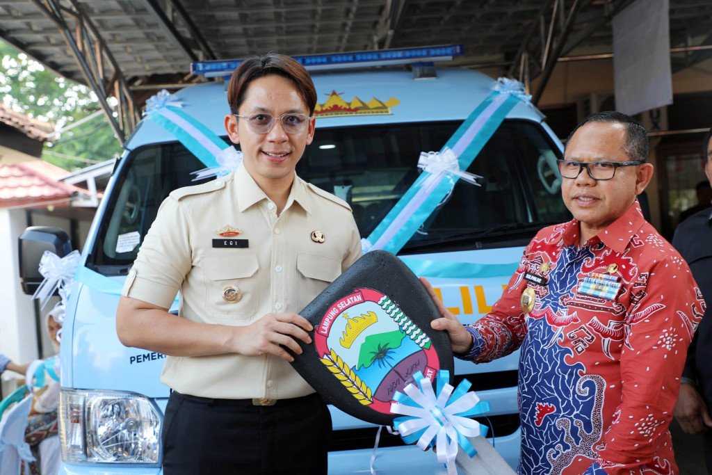 Bupati Egy Berikan Hibah Satu Unit Mobil Samsat Keliling