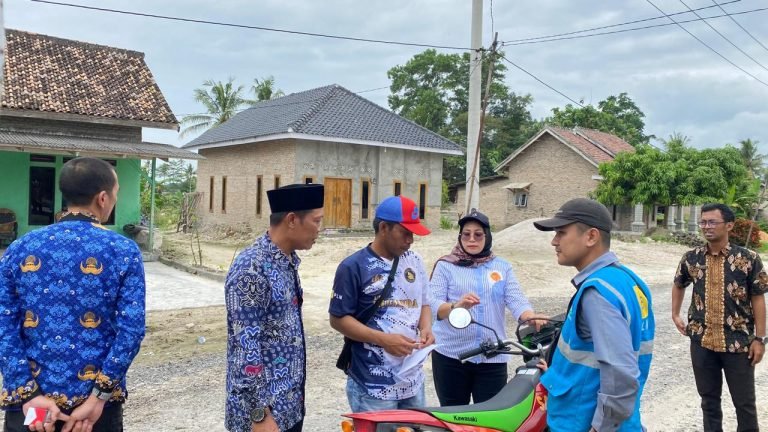 Ketua Komisi III DPRD lamsel Tinjau Listrik Tegangan Rendah di Desa Tanjung Jaya