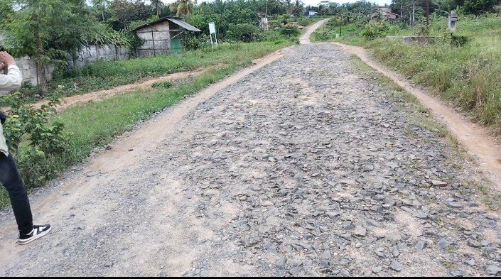 Warga Pengendara Keluhkan Jalan Kabupaten Rusak Berat