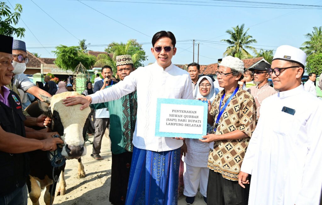 Dari Istana untuk Rakyat, Bupati Egi Salurkan Bantuan Sapi Kurban Presiden