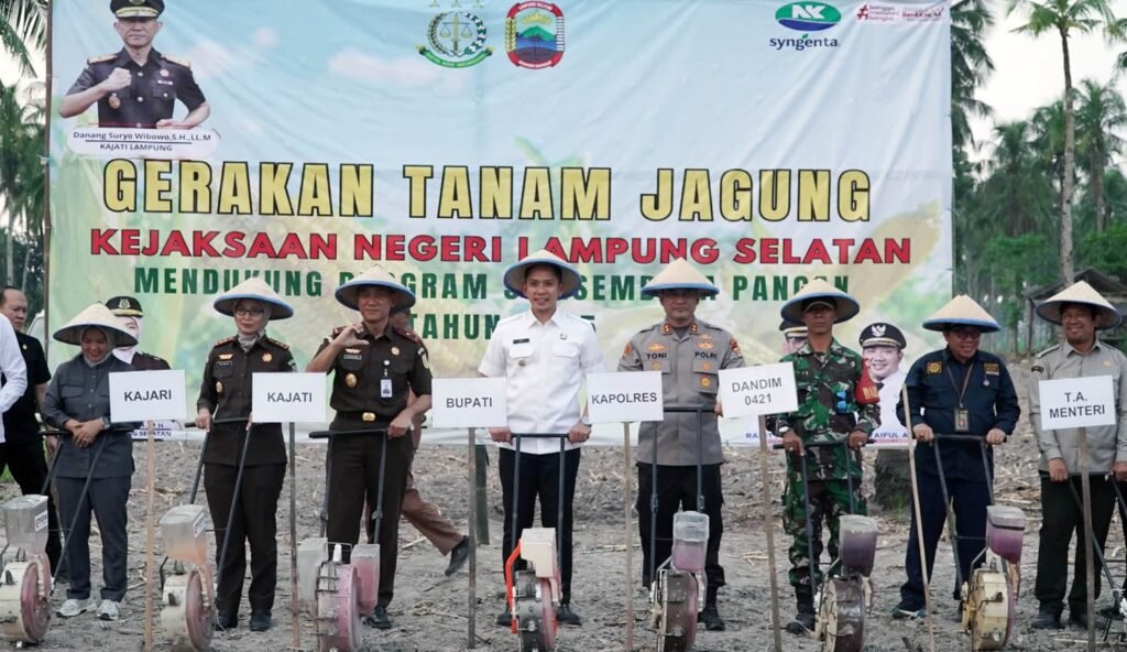 Bupati Egy Bersama Kajati Lampung Tanam Benih Jagung Perdana Didesa Marga Catur Kalianda