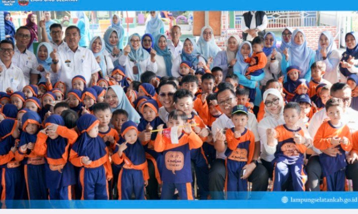 Pagi Ceria Bersama Bupati Egi: Tawa dan Harapan Anak TK IT Al Mumtaza Meriahkan Hari Anak Nasional di Lampung Selatan
