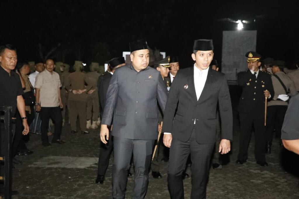Mewakili Ketua DPRD Lamsel,Merik Havit Mengikuti Malam Renungan Suci Ditaman Makam Pahlawan Kesuma Bangsa