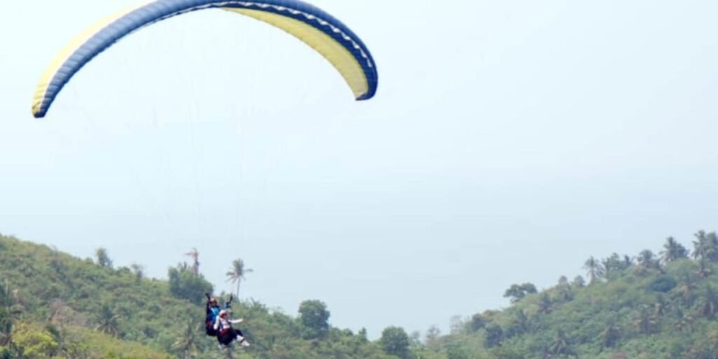 Zita Anzani Jajal Wisata Paralayang di Desa Klawi,Terbang diketinggian 320 Meter..!