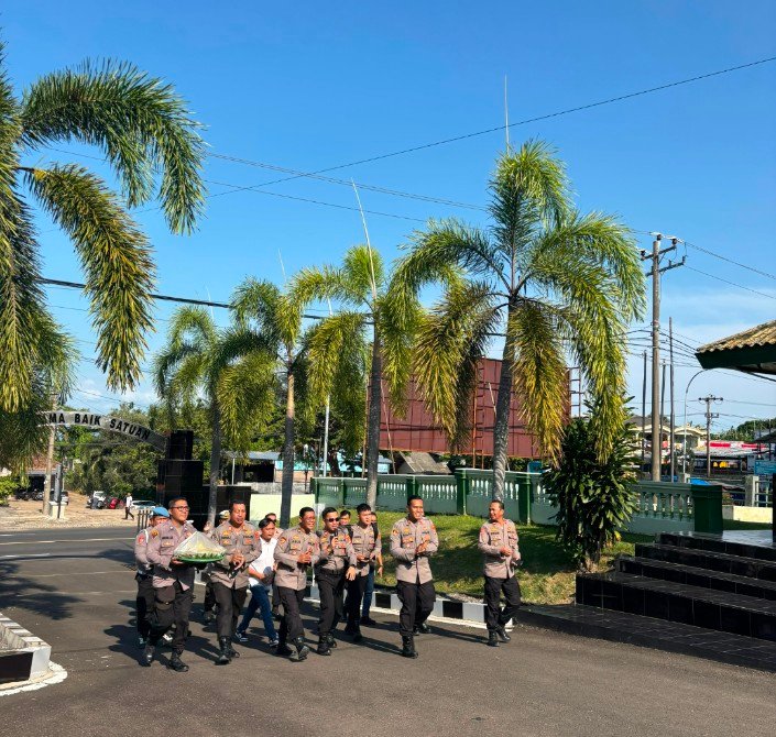 Tumpeng Jadi Tanda Cinta: Polres Lampung Selatan Kejutkan Kodim di Hari Bahagia TNI