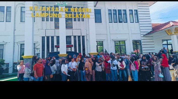 Tangis Ratusan Masyarakat Dapil VI Antar Supriyati, Warga: Pak Presiden Prabowo Tolong Bebaskan Dia Tidak Bersalah