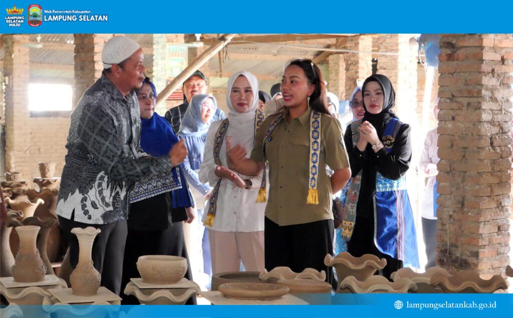Utusan Khusus Presiden Turun Langsung Bikin Gerabah di Natar, Pesan 50 Guci untuk Dukung UMKM Lampung Selatan