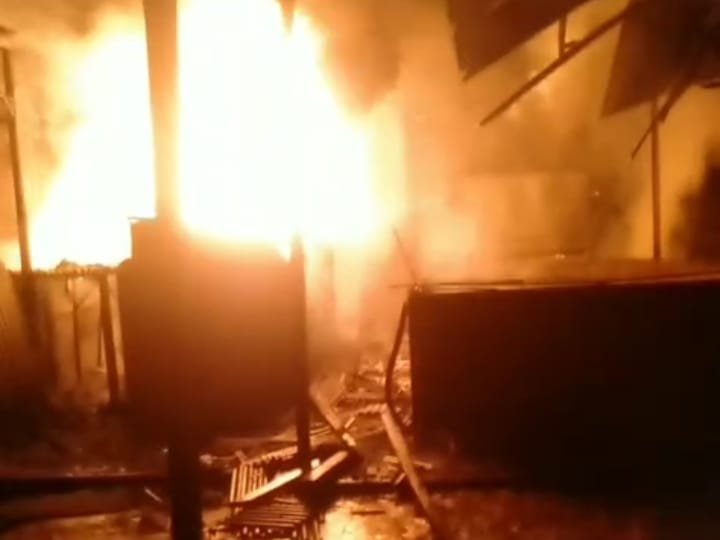 Diduga Gudang BBM Ilegal di Tanjung Bintang di Lalap Sijago Merah,Team Damkarmat Lamsel Gerak Cepat Padamkan Api