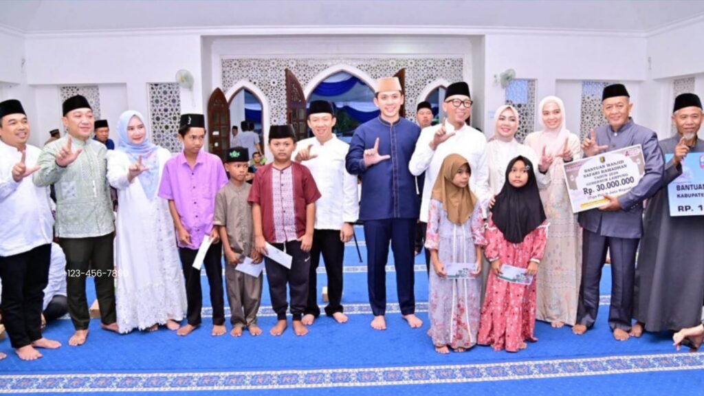 Safari Ramadan di Desa Pisang, Gubernur Mirza dan Bupati Egi Tebar Bantuan untuk Masjid dan Anak Yatim