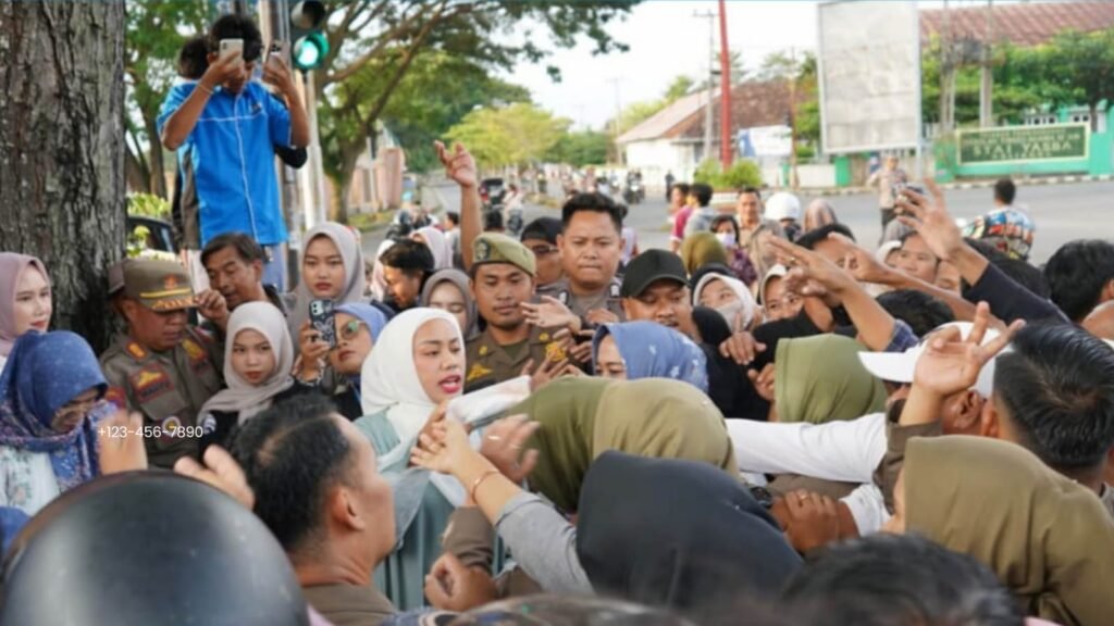 Momen Zita Anjani Turun ke Jalan, 200 Takjil DWP Lampung Selatan Disambut Antusias Warga Kalianda