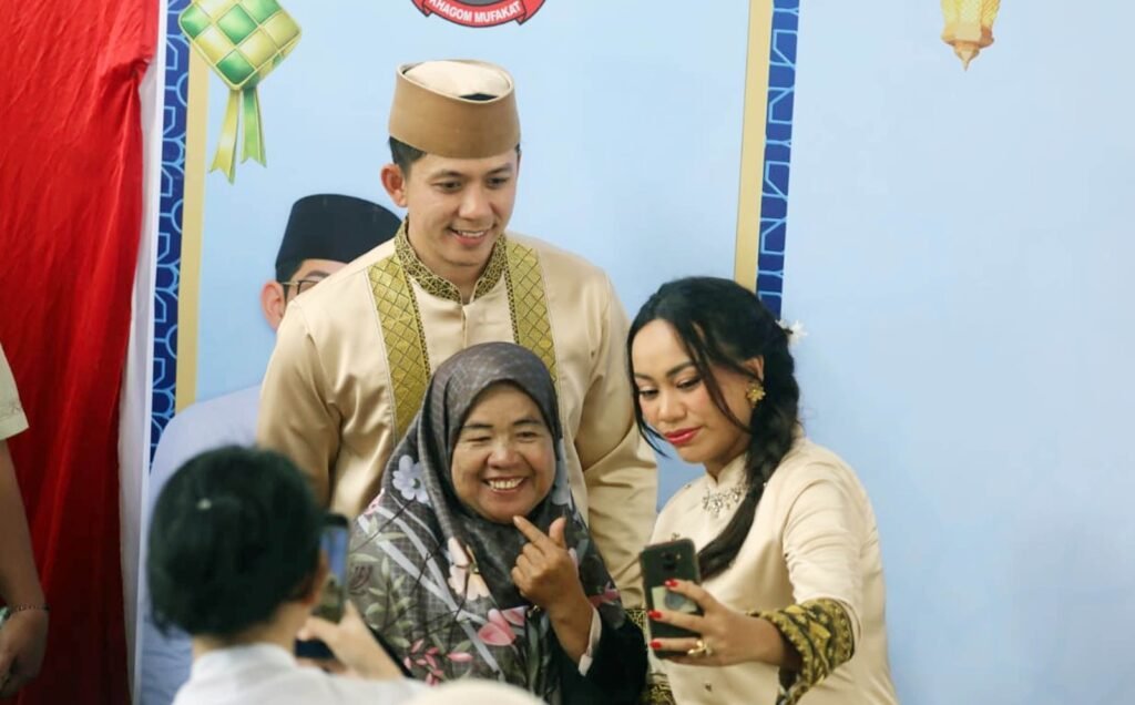 Tanpa Sekat di Hari Raya, Egi-Zita Salami Warga Satu per Satu di Lamban Rakyat