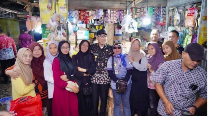 Gubernur Mirza Pantau Stabilitas Harga Bahan Pokok Jelang Idul fitri di Pasar Gading Rejo Pringsewu
