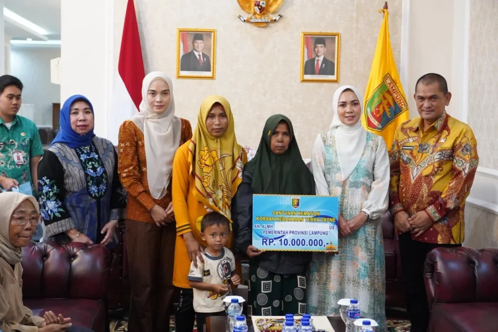 Ketua Tim Penggerak PKK Provinsi Lampung Berikan Santunan Kepada Korban Bencana Kebakaran,Purnama Wulan Sari Mirza:Kami Turut Berduka Cita