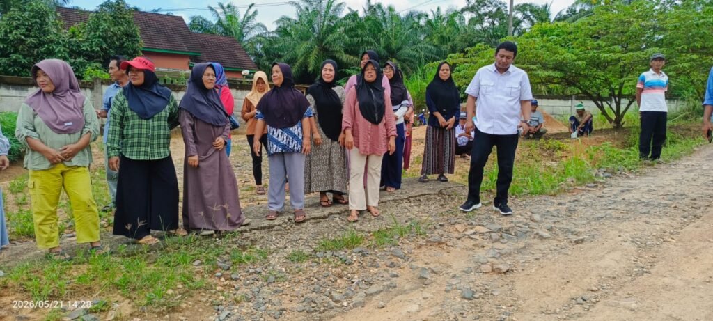 Menyikapi Jalan Rusak yang Viral, Anggota DPRD Lampung Selatan Ismail,S.E.MM Tinjau Langsung Temui Masyarakat Desa Tanjung Ratu
