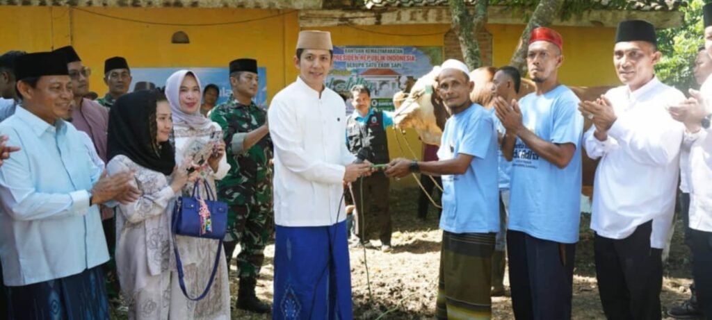 Bupati Egi Serahkan Sapi Kurban Raksasa 1,051 Ton dari Presiden Prabowo untuk Warga Jati Agung