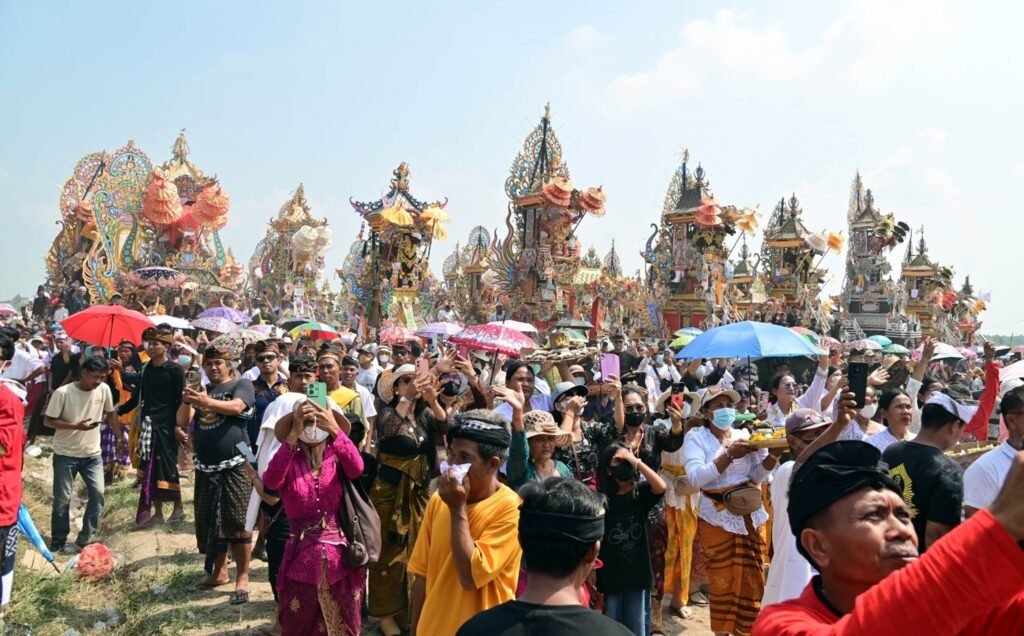*Bukan di Bali, Ngaben Massal Balinuraga Memikat Turis Italia dan Puluhan Ribu Pengunjung*